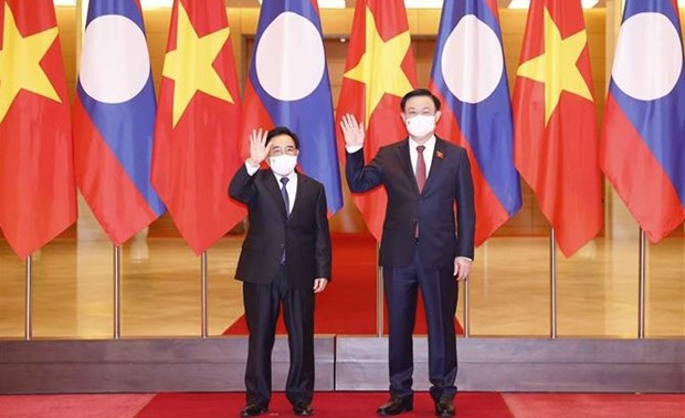 Le president de l’Assemblee nationale rencontre le PM du Laos hinh anh 1