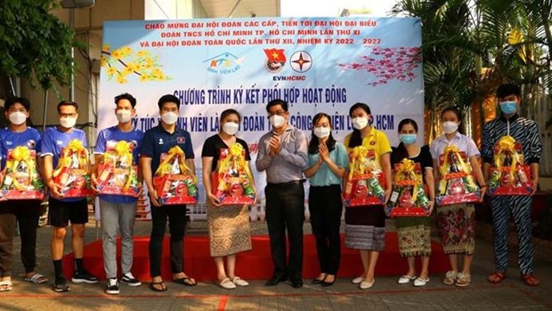 Ho Chi Minh-Ville: cadeaux du Tet pour des travailleurs en difficulte et des etudiants etrangers hinh anh 2