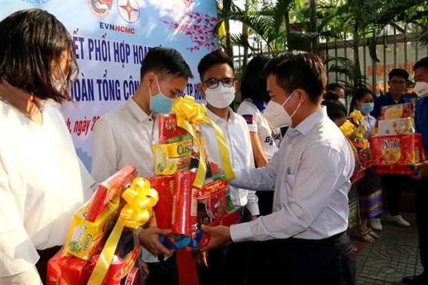 Ho Chi Minh-Ville: cadeaux du Tet pour des travailleurs en difficulte et des etudiants etrangers hinh anh 1