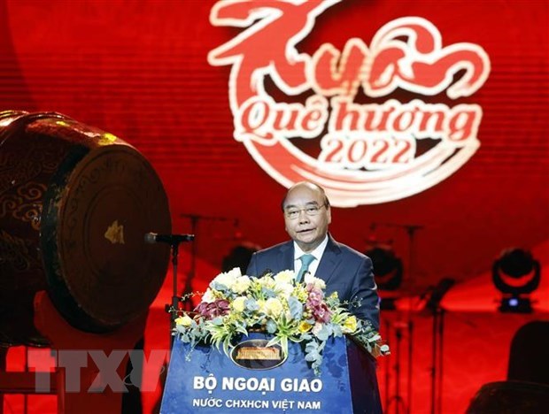 Le president Nguyen Xuan Phuc assiste au programme artistique “"Printemps du pays natal 2022" hinh anh 1