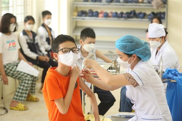Hanoi: pres de 1.000 eleves de 11 ans vaccines contre le COVID-19 le 16 avril hinh anh 1