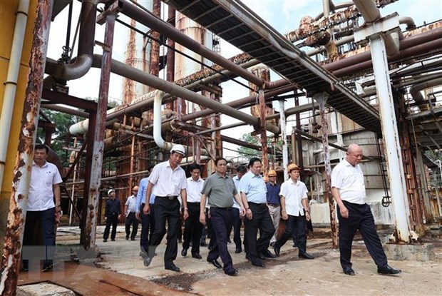 Le PM visite l’usine d’engrais azotes Ha Bac a Bac Giang hinh anh 1