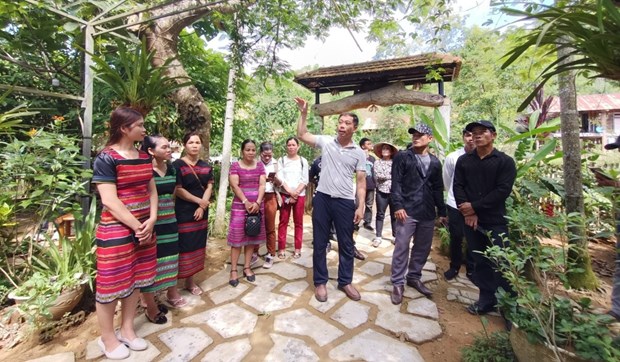 Helvetas Vietnam aident des membres de minorites ethniques a developper l’ecotourisme hinh anh 1