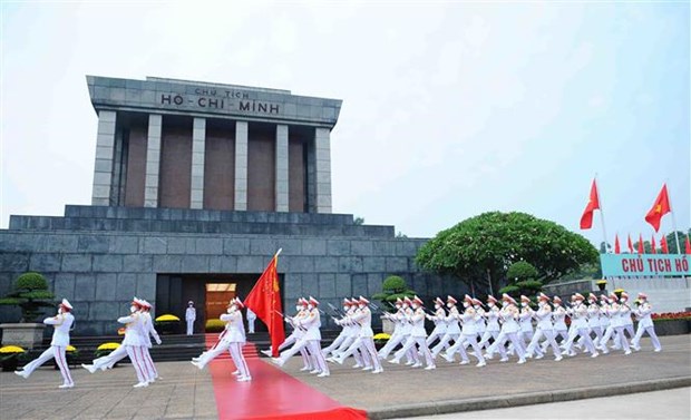 Pres de 29.000 personnes rendent hommage au President Ho Chi Minh en son Mausolee le 2 septembre hinh anh 1