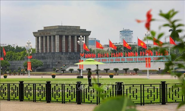 Pres de 29.000 personnes rendent hommage au President Ho Chi Minh en son Mausolee le 2 septembre hinh anh 2