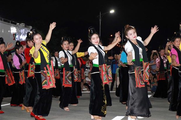 Spectacle mettant a l’honneur l’art de la danse “Xoe” du peuple Thai hinh anh 1
