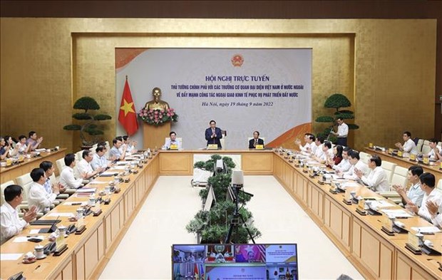 Le PM preside une visioconference avec les ambassadeurs vietnamiens a l’etranger hinh anh 1