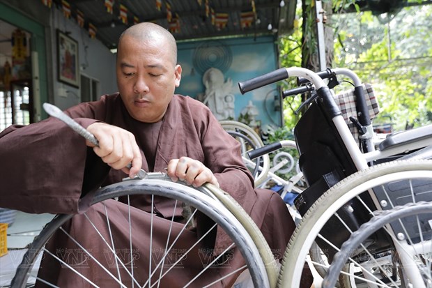 Un moine qui recupere et redonne une seconde vie aux fauteuils roulants hinh anh 1