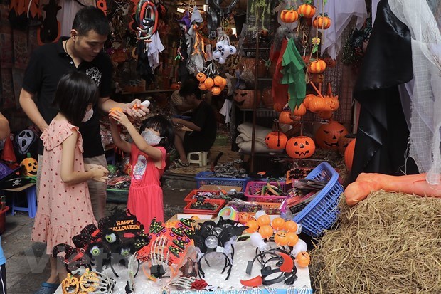 Hanoi : le marche des jouets pour Halloween s'anime hinh anh 2
