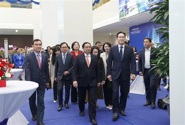 Le PM assiste a l’inauguration du centre de recherche et developpement de Samsung a Hanoi hinh anh 2