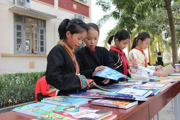 L’Association des ecrivains poursuit son projet de livres gratuits pour les enfants des zones montagneuses et reculees hinh anh 1