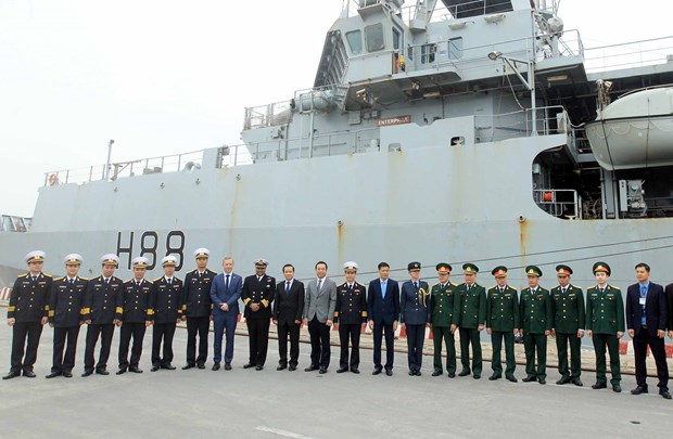 Le navire HMS Entreprise de la Marine royale britannique au port de Tan Vu (Hai Phong) hinh anh 1
