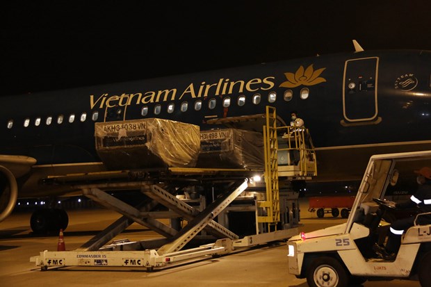 Vietnam Airlines achemine au Laos et Cambodge des aides medicales du Vietnam hinh anh 1