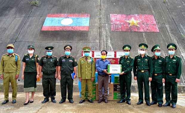 Thua Thien-Hue : rencontre des gardes-frontiere laotiens a l'occasion de la fete Bunpimay hinh anh 1