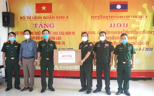 Le Commandement de la 4e zone militaire offre des materiels medicaux aux forces armees laotiennes hinh anh 1