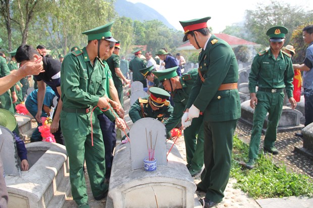 Thanh Hoa : Inhumation de restes de 20 soldats volontaires et experts vietnamiens tombes au Laos hinh anh 1