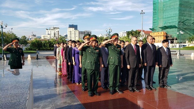 Le 27 juillet : hommage aux soldats volontaires et experts vietnamiens tombes au Cambodge hinh anh 1