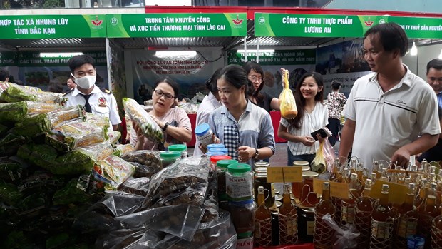 Ourverture de la «Semaine des fruits et produits agricoles des provinces et villes a Hanoi 2020» hinh anh 1