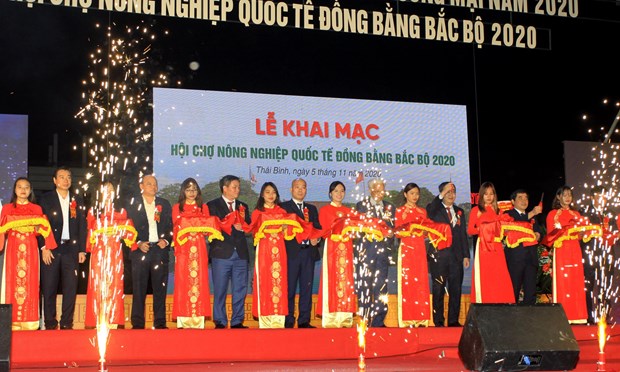 Ouverture de la Foire de villages de metiers et de produits OCOP du Vietnam 2020 a Hanoi hinh anh 2