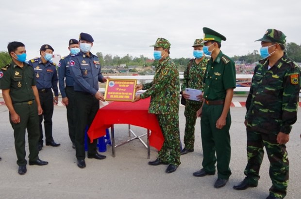 Dong Thap soutient la province cambodgienne de Prey Veng dans la lutte contre le COVID-19 hinh anh 1