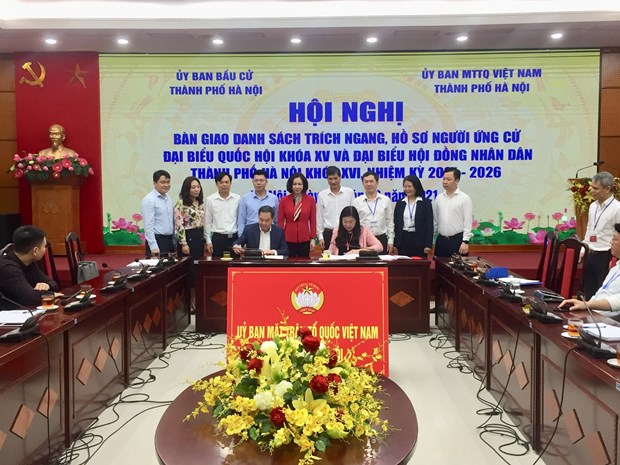 Elections legislatives: Remise des dossiers de candidature au Comite du Front de la Patrie de Hanoi hinh anh 1