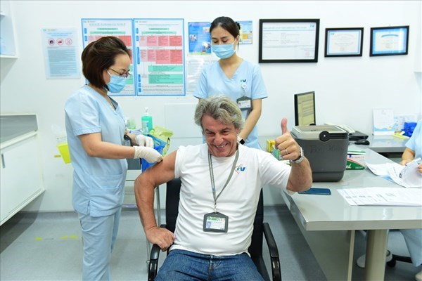 Ho Chi Minh-Ville : Vaccination anti-COVID pour le personnel medical de l'hopital FV hinh anh 1