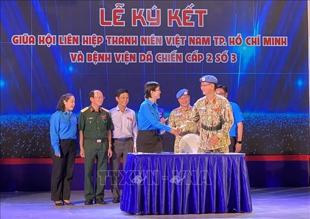 Renforcement des echanges entre les jeunes de HCM-Ville et les casques bleus vietnamiens hinh anh 4