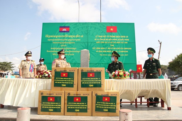 COVID-19: Les gardes-frontieres de Tay Ninh remettent des fournitures medicales au Cambodge hinh anh 1