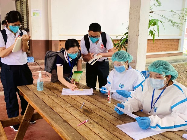 COVID-19: Laos exhorte les gens a se faire vacciner et Thailande s'efforce de produire le vaccin hinh anh 1
