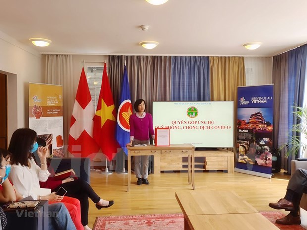 L'ambassade du Vietnam en Suisse au chevet au Fonds de vaccination anti-Covid-19 hinh anh 2
