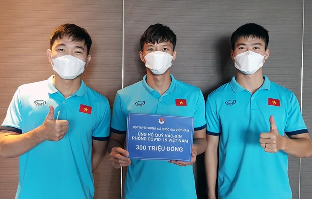 L'equipe nationale de football fait don de 300 millions de dongs au Fonds de vaccins anti-COVID-19 hinh anh 1