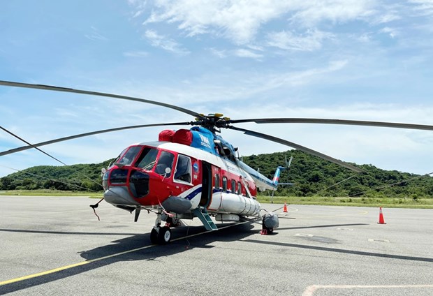 Un helicoptere transportant le vaccin anti-COVID-19 vers le district insulaire de Con Dao hinh anh 1