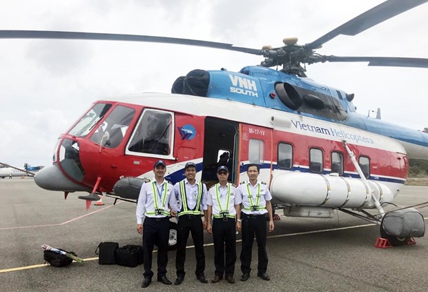 Un helicoptere transportant le vaccin anti-COVID-19 vers le district insulaire de Con Dao hinh anh 2