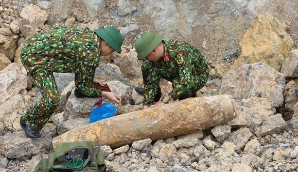 Quang Binh : neutralisation reussie d'une bombe de 200 kg trouvee dans une zone residentielle hinh anh 1