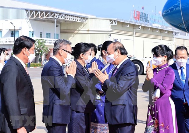 La presse lao couvre la visite d'amitie officielle du president Nguyen Xuan Phuc hinh anh 1
