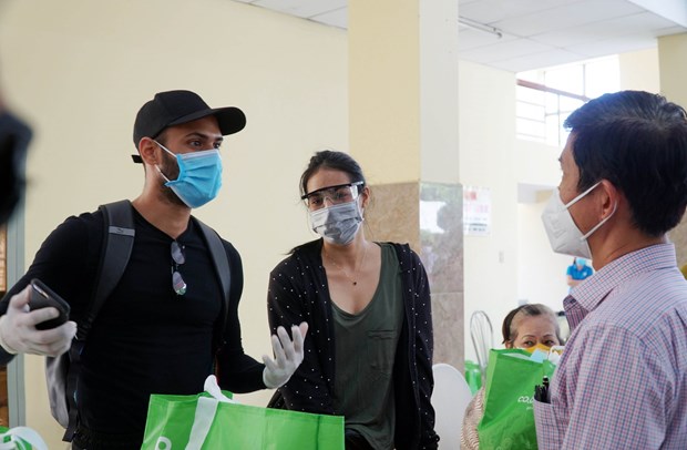 Ho Chi Minh-Ville : remise de cadeaux aux ressortissants etrangers touches par le COVID-19 hinh anh 1