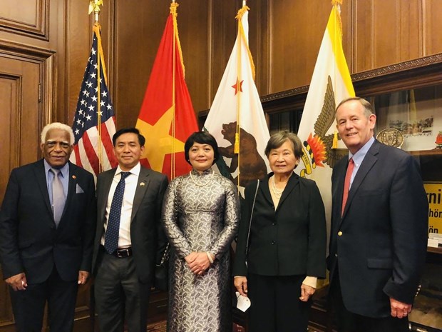 Drapeau vietnamien hisse a San Francisco (Etats-Unis) a l'occasion de la Fete nationale hinh anh 1
