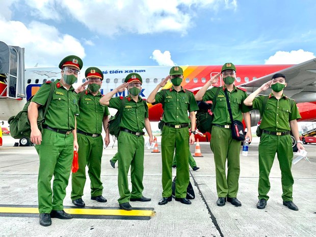 Vietjet Air transporte pres de 1.000 policiers pour soutenir la lutte contre le COVID-19 a HCM-Ville hinh anh 2