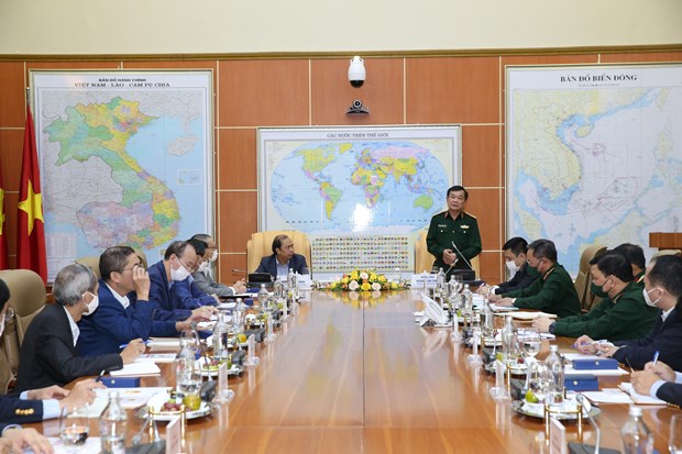 Un vice-ministre de la Defense recoit les chefs des missions representatives du Vietnam a l'etranger hinh anh 1