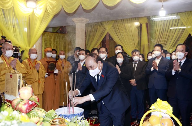 Le President Nguyen Xuan Phuc rend un dernier hommage au venerable Thich Pho Tue hinh anh 2