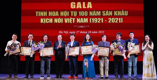 Quintessence des 100 ans du theatre parle du Vietnam hinh anh 2