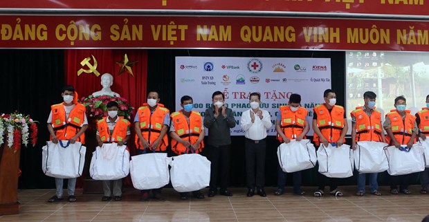 Da Nang: don de gilets de sauvetage polyvalents a des pecheurs defavorises hinh anh 2
