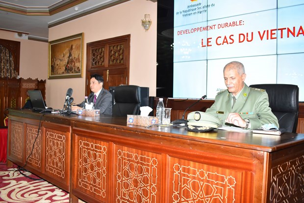 Dialogue avec l'Ecole Superieure de Guerre de l'Algerie sur le developpement durable du Vietnam hinh anh 2