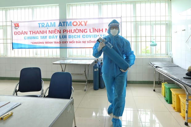 COVID-19: Hanoi soutient les patients traites a domicile avec des bouteilles d'oxygene gratuites hinh anh 1