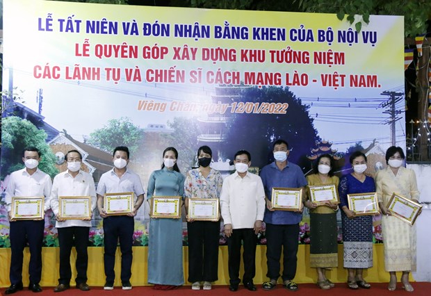 Certificats de merite remis aux vietnamiens ayant contribue aux activites caritatives au Laos hinh anh 1