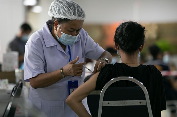 Plus de 63% de la population du Laos vaccines contre le COVID-19 hinh anh 1