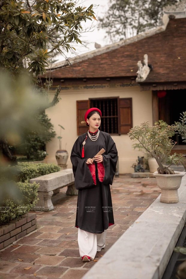 Renaissance de l'"ao tac" - un type de costume ne sous la dynastie des Nguyen hinh anh 3