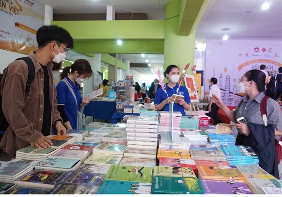 Foire du livre trans-vietnamienne a Hue hinh anh 1