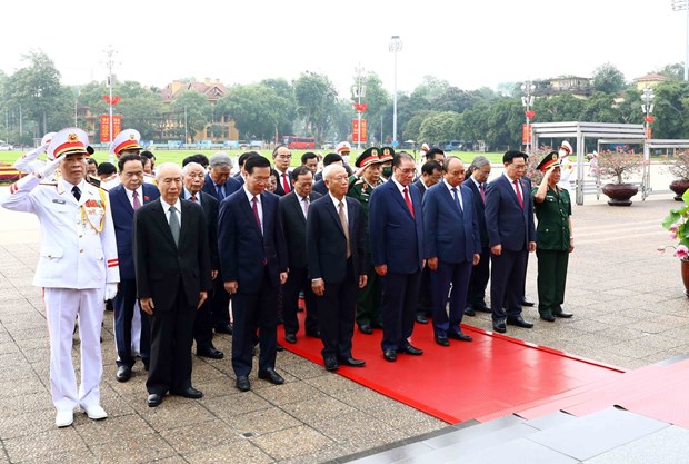 Des dirigeants rendent hommage au President Ho Chi Minh a l’occasion de son 132e anniversaire hinh anh 2