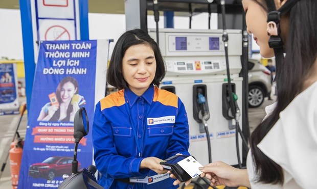 Visa et Petrolimex cooperent pour promouvoir l'achat de carburants avec la carte sans contact Visa hinh anh 1